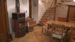 sala de estar con chimenea y mesa de comedor en Casaturzo, en Turzo