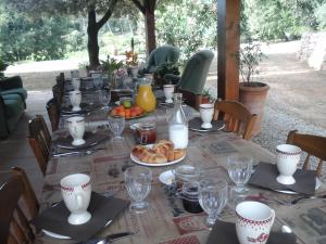 uma mesa com uma toalha de mesa com comida em La Maison de Campagne em Carcès