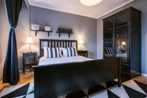 Un pat sau paturi într-o cameră la Downtown Wonder Apartament