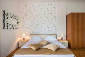 Una cama o camas en una habitación de Villa Voinic 69 fotos más