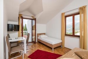 Una televisión o centro de entretenimiento en Villa Voinic