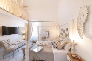 A television and/or entertainment centre at QuattroCuori Boutique Hotel & Spa