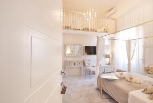 A television and/or entertainment centre at QuattroCuori Boutique Hotel & Spa