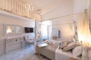 A television and/or entertainment centre at QuattroCuori Boutique Hotel & Spa