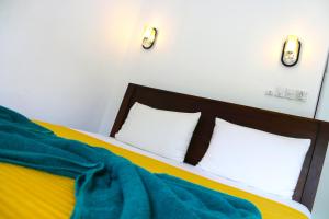 Tempat tidur dalam kamar di A&B RESORT NEGOMBO