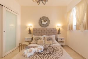 A bed or beds in a room at QuattroCuori Boutique Hotel & Spa