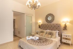 A bed or beds in a room at QuattroCuori Boutique Hotel & Spa