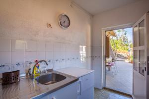 Kuchyň nebo kuchyňský kout v ubytování Apartment Surdić