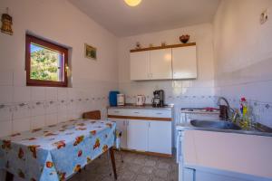 Kuchyň nebo kuchyňský kout v ubytování Apartment Surdić