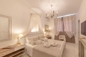 A bed or beds in a room at QuattroCuori Boutique Hotel & Spa