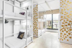 Krevet ili kreveti na sprat u jedinici u okviru objekta Nappark Hostel @Khao San