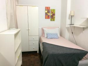 - une petite chambre avec un lit et une armoire dans l'établissement Suria Kipark Single Bedroom Apartment, à Kuala Lumpur