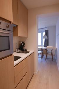 eine Küche mit einer Spüle und einer Arbeitsplatte in der Unterkunft Appartement met Zeezicht in Ostende