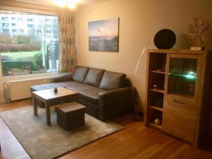 uma sala de estar com um sofá e uma mesa em Lord Nelson Apartment 13 em Cuxhaven