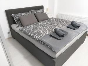 Postel nebo postele na pokoji v ubytování Garden studio apt-FREE parking,close D8,metro,EXPO