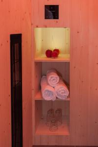 una estantería de madera con toallas y otros artículos. en Nauers en Kappl