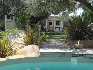 ein Hinterhof mit einem Swimmingpool und einem Haus in der Unterkunft SIANDAKI - logement romantique de charme in La Motte