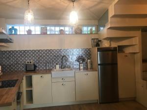 una cucina con lavandino e frigorifero di Preciosa Casa en el Casco Histórico de Baiona a Baiona