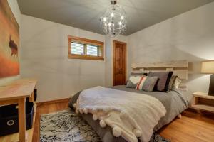 Gallery image of Log Cabin Home with Lake and Mountain view by Reserver.ca in Sainte-Adèle
