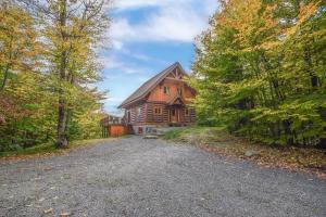 Foto de la galería de Log Cabin Home with Lake and Mountain view by Reserver.ca en Sainte-Adèle