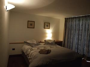 מיטה או מיטות בחדר ב-Le Rocher