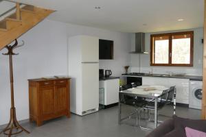 een keuken met een tafel en een eetkamer bij la ferme du parroi in Annecy +27 foto's