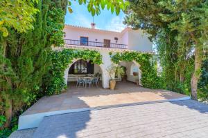 a house with an archway and a patio at Holiday Home El Alcázar in Alcaucín