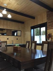 une salle à manger avec une table et une cuisine dans l'établissement Licurici, à Colibiţa
