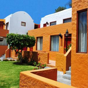 ein orangefarbenes Gebäude mit einem Baum davor in der Unterkunft La Maison d'Elise in Arequipa