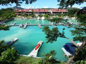 ein Pool im Resort mit einem Boot darin in der Unterkunft Eden Island Apartment Citronelle in Eden Island