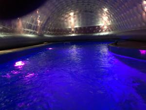 un túnel con luces púrpuras en el agua en Apartments Villa Stella Maris, en Rogoznica