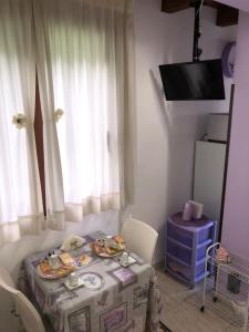 een kamer met een tafel met borden eten erop bij Da Francesca in Scilla