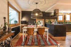 une cuisine ouverte avec une table et des chaises dans l'établissement Appartement Native, à Chamonix-Mont-Blanc