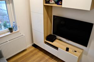 Televízia a/alebo spoločenská miestnosť v ubytovaní Studio 4 Piętro