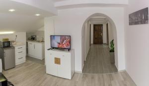 sala de estar con TV de pantalla plana en la barra en Guest House Velisto, en Velingrad