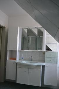 プレローにあるAn den Birkenのバスルーム(洗面台、鏡付)