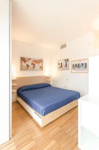 ボローニャにあるAppartamento Emilioのベッドルーム1室(大型ベッド1台、青いシーツ付)