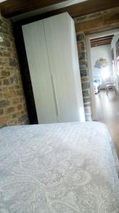 einen weißen Kühlschrank in einem Zimmer mit Ziegelwand in der Unterkunft Apartamento MARIA in Usana