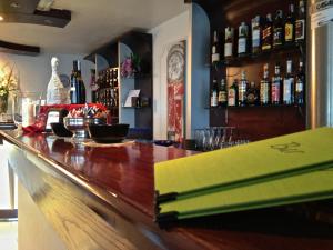 un bar con un libro verde sul bancone di Hotel Centrale a Milano Marittima