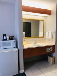 Ett badrum på Countryside Suites Lincoln I-80