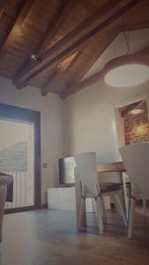 a dining room with a table and white chairs at BanastónEra in Usana +21 photos