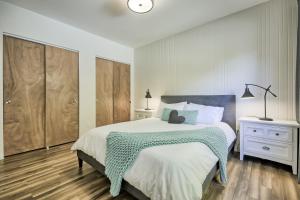 ein Schlafzimmer mit einem Bett mit einer grünen und weißen Decke in der Unterkunft Modern Chalet with Mountain and Lake view by Reserver.ca in Sainte-Adèle