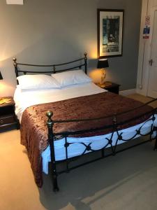 ダービーにあるDurham Ox Ilkestonのベッドルーム(ランプ2つ付)の大型ベッド1台