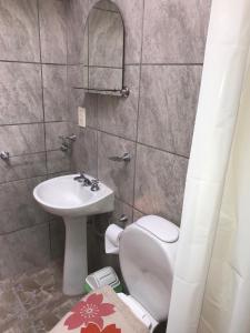 A bathroom at La picada