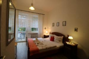 um quarto com uma cama e uma janela em Villa Amber em Bad Kissingen