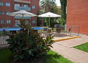 Bazén v ubytování SG Costa BCN Apartments nebo v jeho okolí