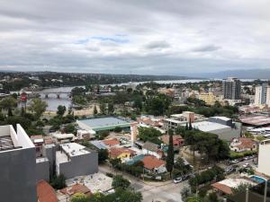 una vista aérea de una ciudad con río y edificios en Dpto Teatro Melos microcentro pileta y cochera en Villa Carlos Paz