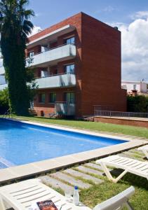 Bazén v ubytování SG Costa BCN Apartments nebo v jeho okolí
