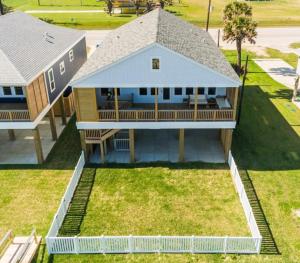 una vista aérea de una casa con porche en Beachfront Bliss en Galveston
