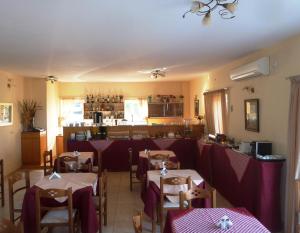 restauracja ze stołami i krzesłami oraz kuchnia w obiekcie Elafonisos Diamond Resort w Elafónisos +37 zdjęć